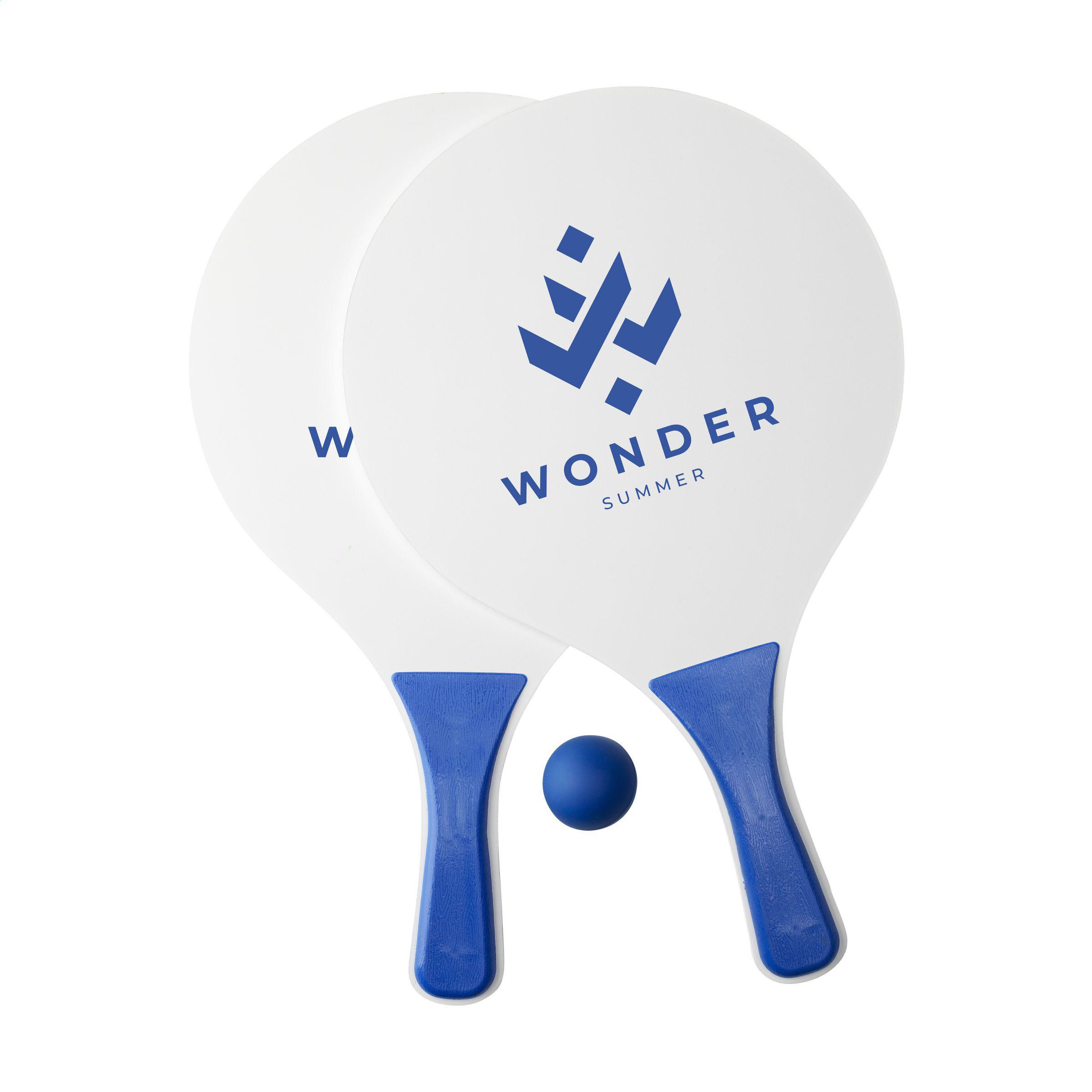 Jeu de plage de tennis sur la plage Nim